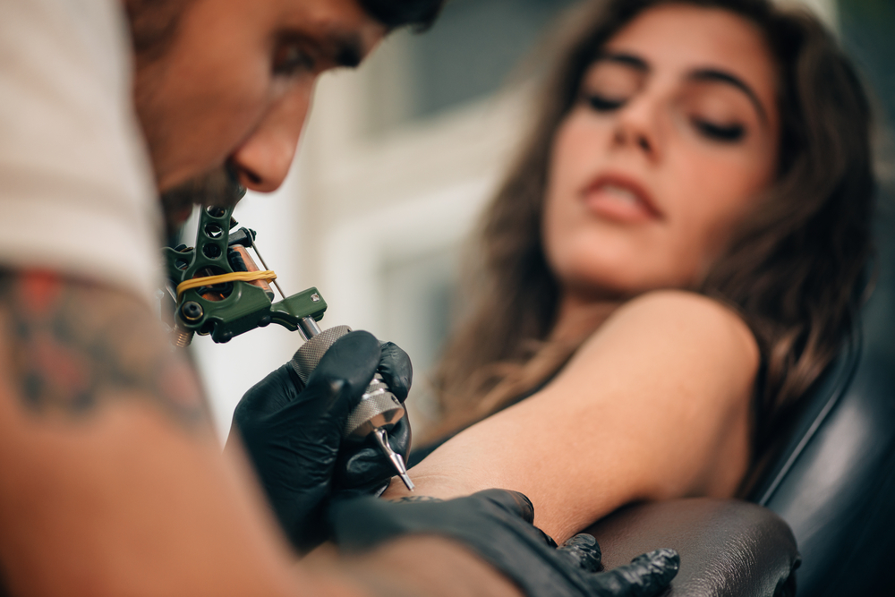 Megbízható tetováló szalon ami az UV-sugárzásra is figyel a tetkók készítésekkor