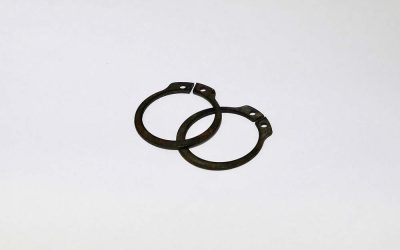 Seeger gyűrűk és fogók az egyszerű és precíz rögzítéshez